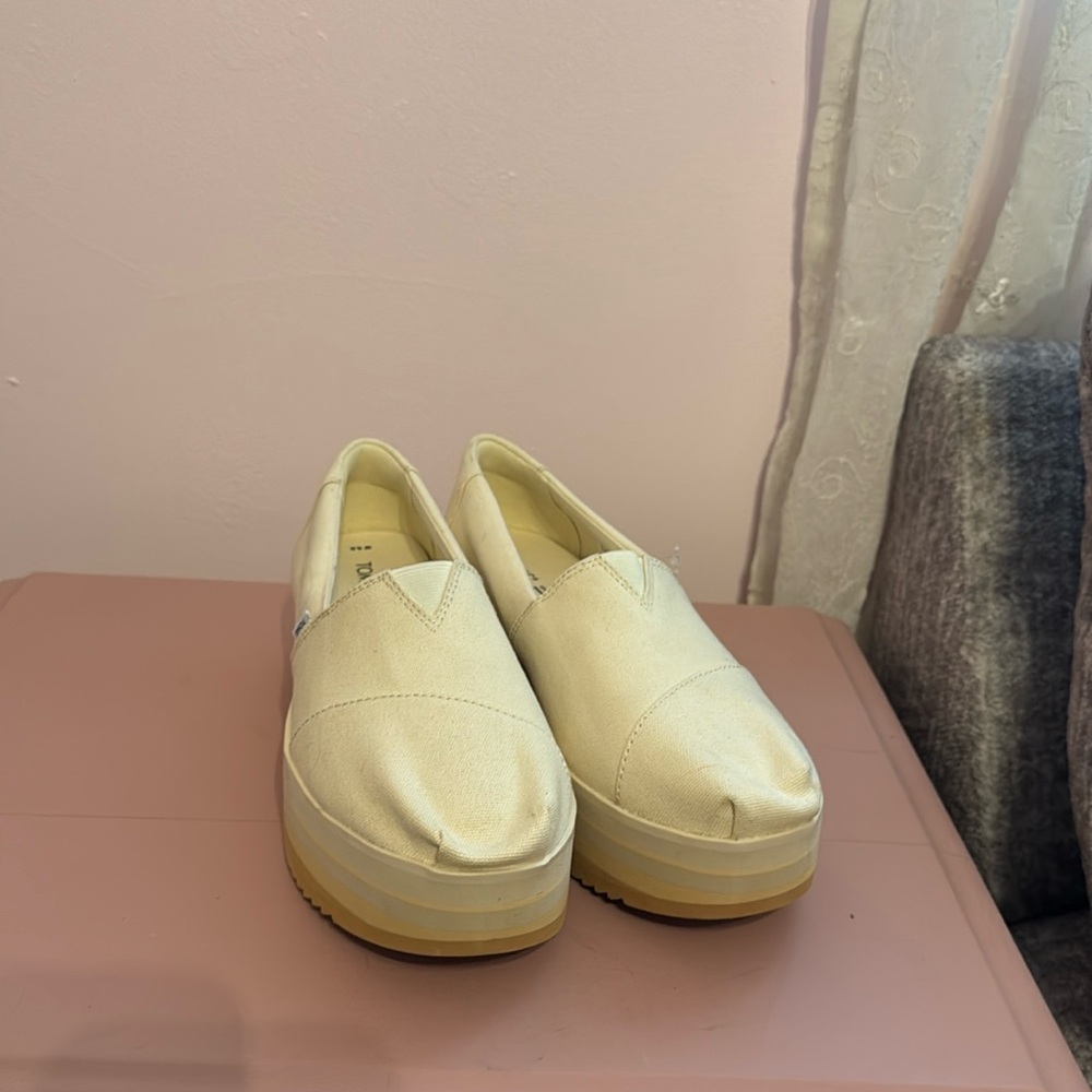 NWT TOMS Women's Cream Slip-On Shoes 9.5W Never Worn